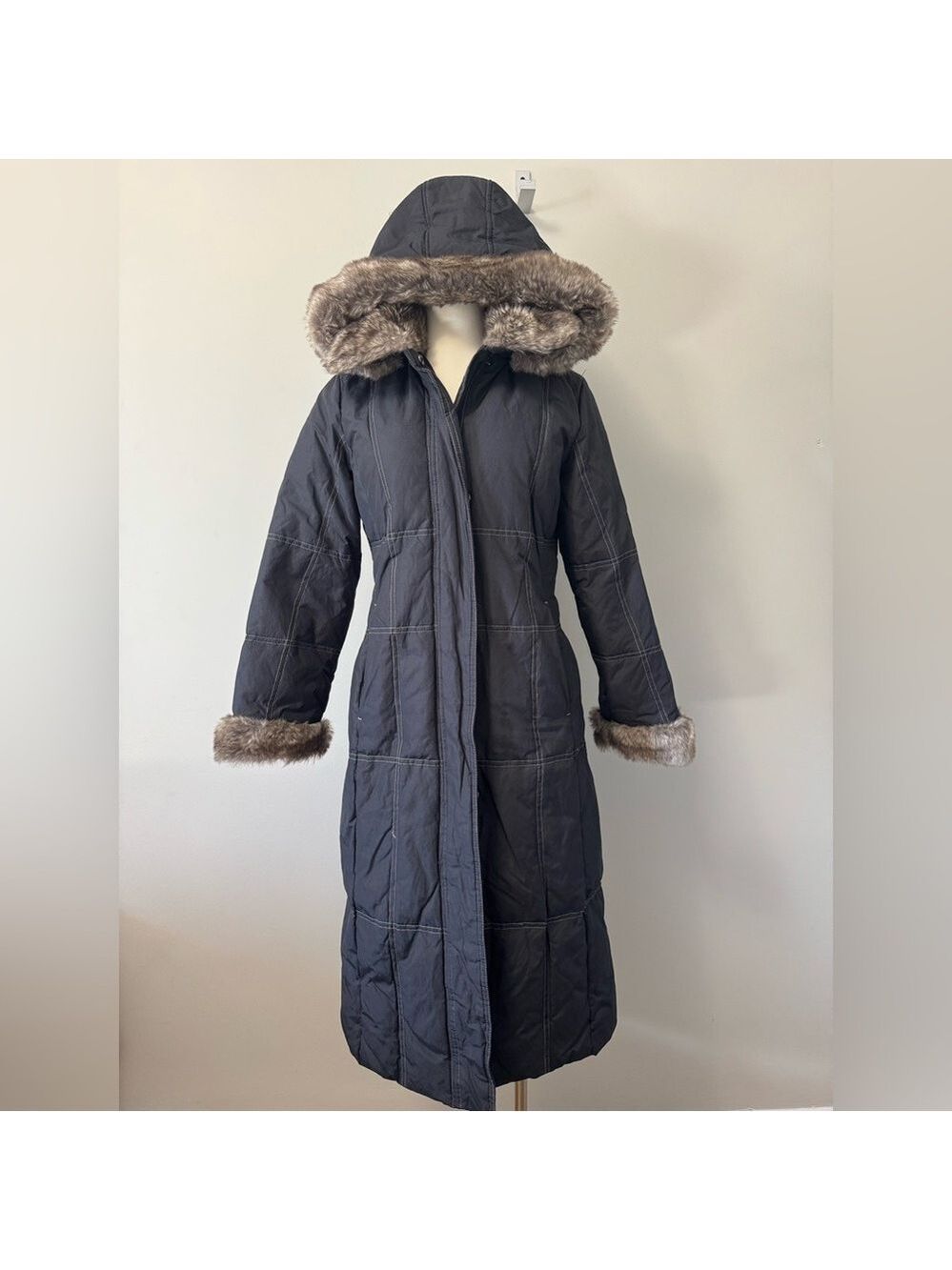 Laura Petite Black Puffer Coat with Fur-Trimmed Hood and Weather-Resistant XS